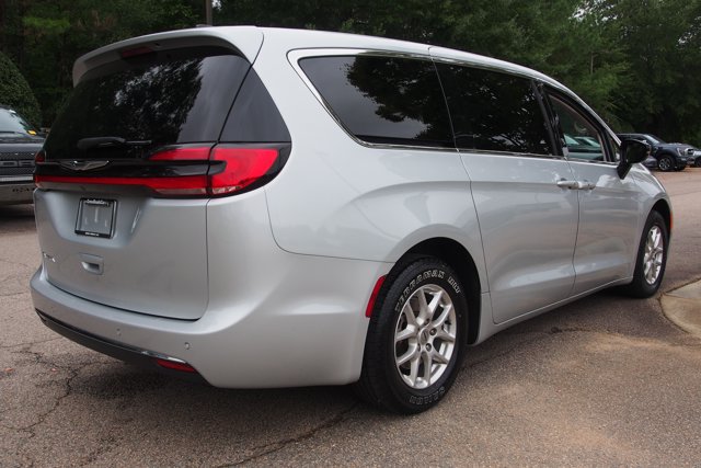 Used 2024 Chrysler Pacifica Touring-L FWD image 7