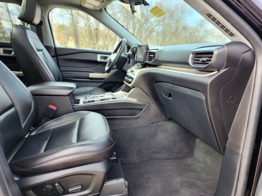 Certified 2022 Ford Explorer XLT w/ Equipment Group 202A image 11