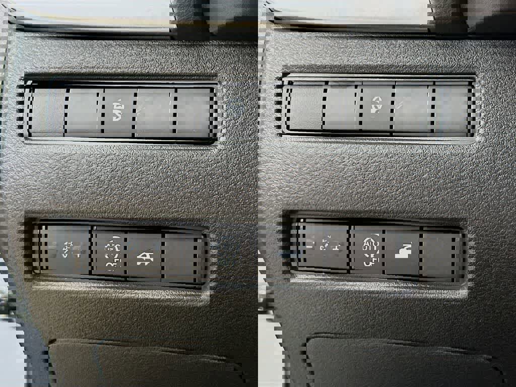 Used 2024 Nissan Rogue SL image 27