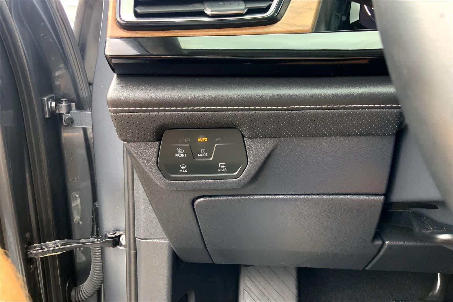 Used 2025 Volkswagen Atlas SE FWD image 36