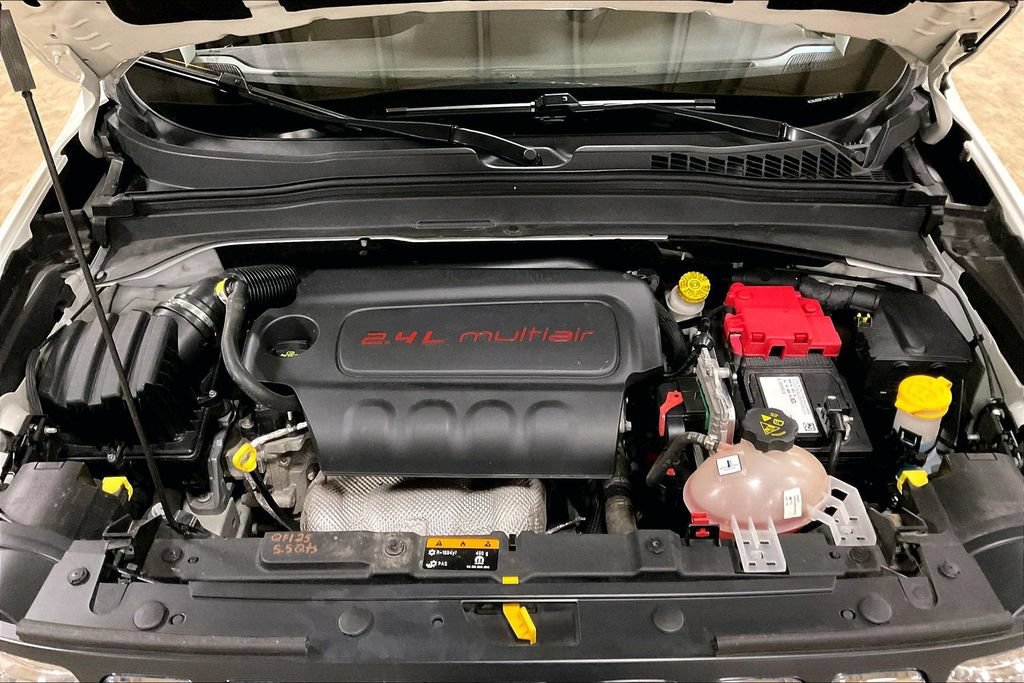 Used 2019 Jeep Renegade Latitude w/ Cold Weather Group AWD/4WD image 10