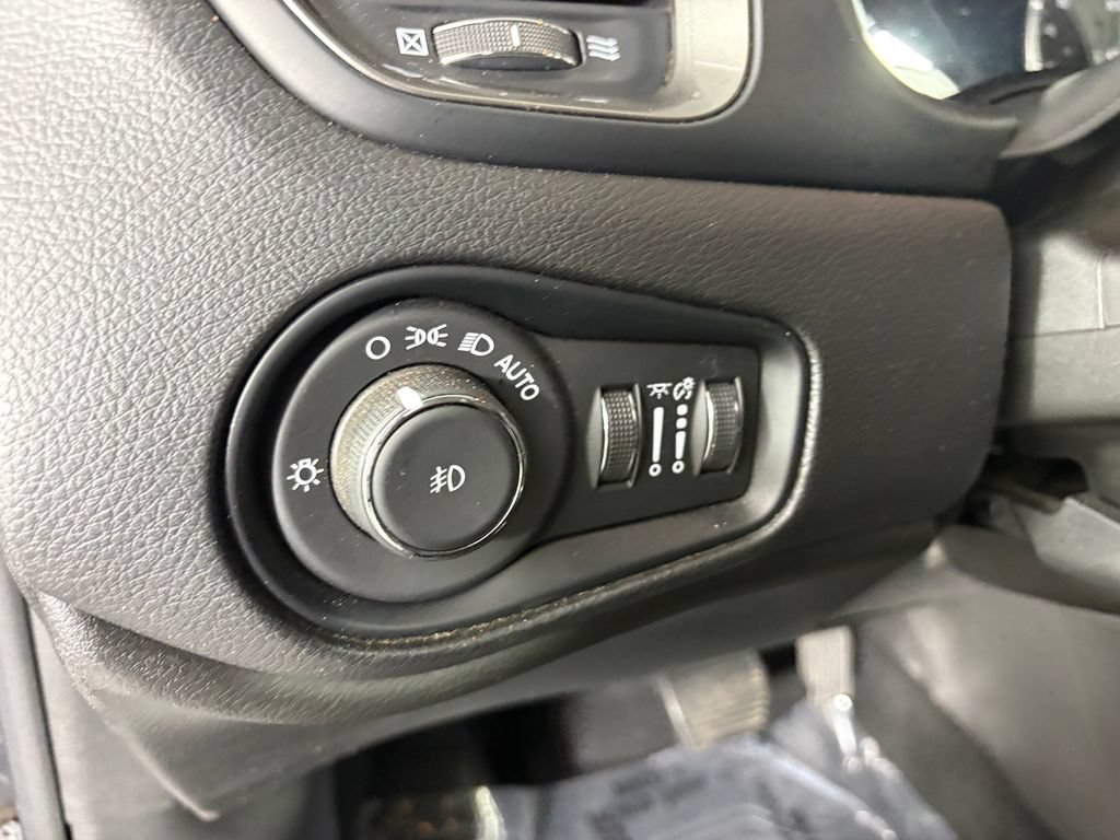 Used 2022 Jeep Renegade Limited AWD/4WD image 13