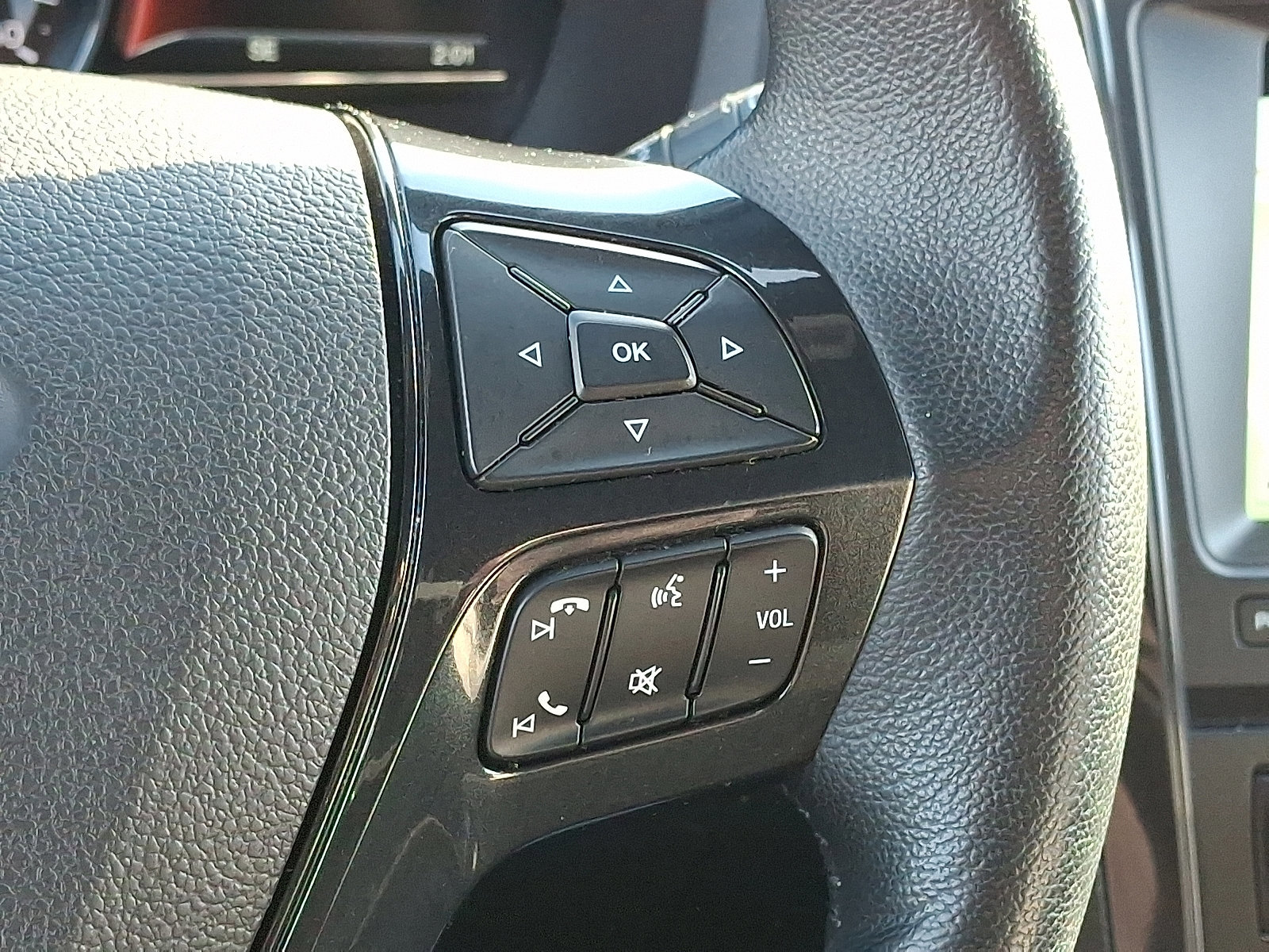 Certified 2018 Ford Explorer XLT w/ Equipment Group 202A image 24