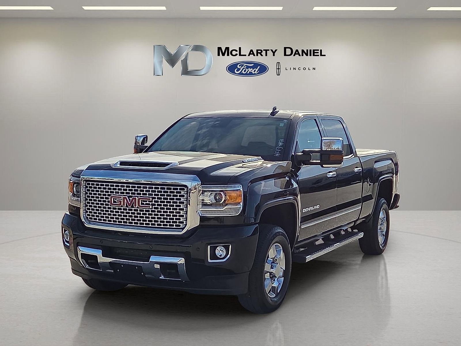 Used 2017 GMC Sierra 3500 Denali w/ Duramax Plus Package AWD/4WD image 2