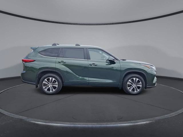Used 2023 Toyota Highlander XLE AWD/4WD image 9