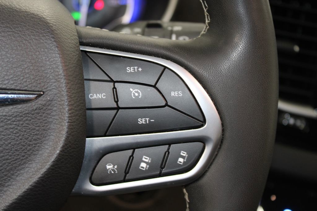 Used 2024 Chrysler Pacifica Touring-L image 39