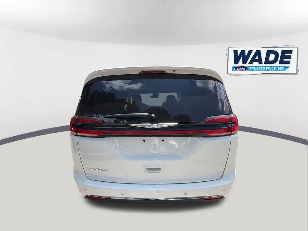 Used 2023 Chrysler Pacifica Touring-L FWD image 6