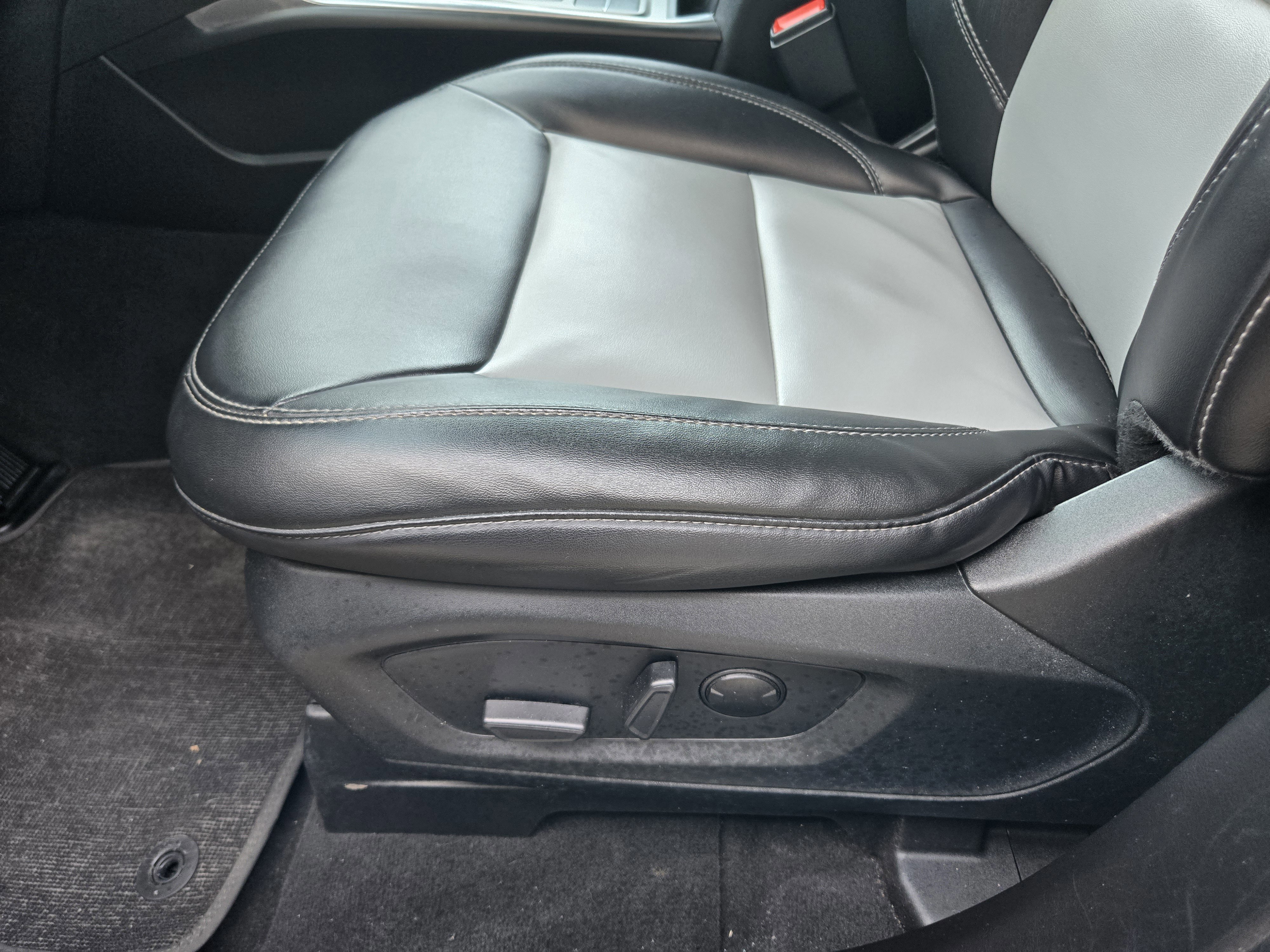 Certified 2022 Ford Explorer XLT w/ Equipment Group 202A image 18