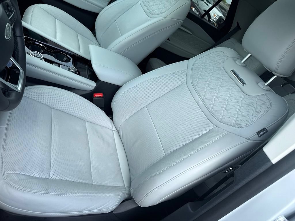 Certified 2025 Ford Explorer Platinum w/ Ultimate Package AWD/4WD image 7