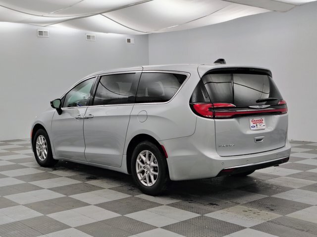 Used 2024 Chrysler Pacifica Touring-L FWD image 7