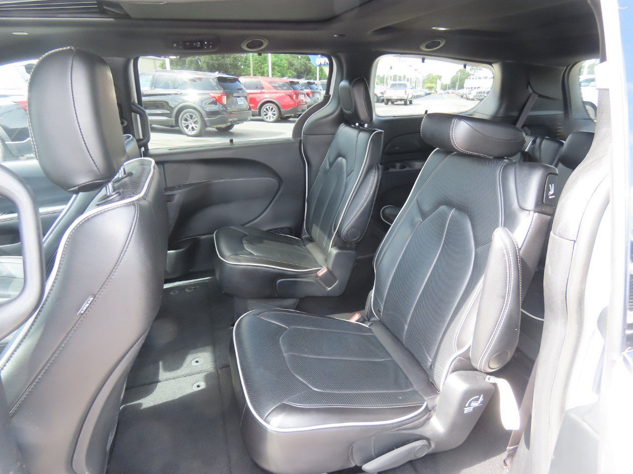 Used 2025 Chrysler Pacifica Limited FWD image 18