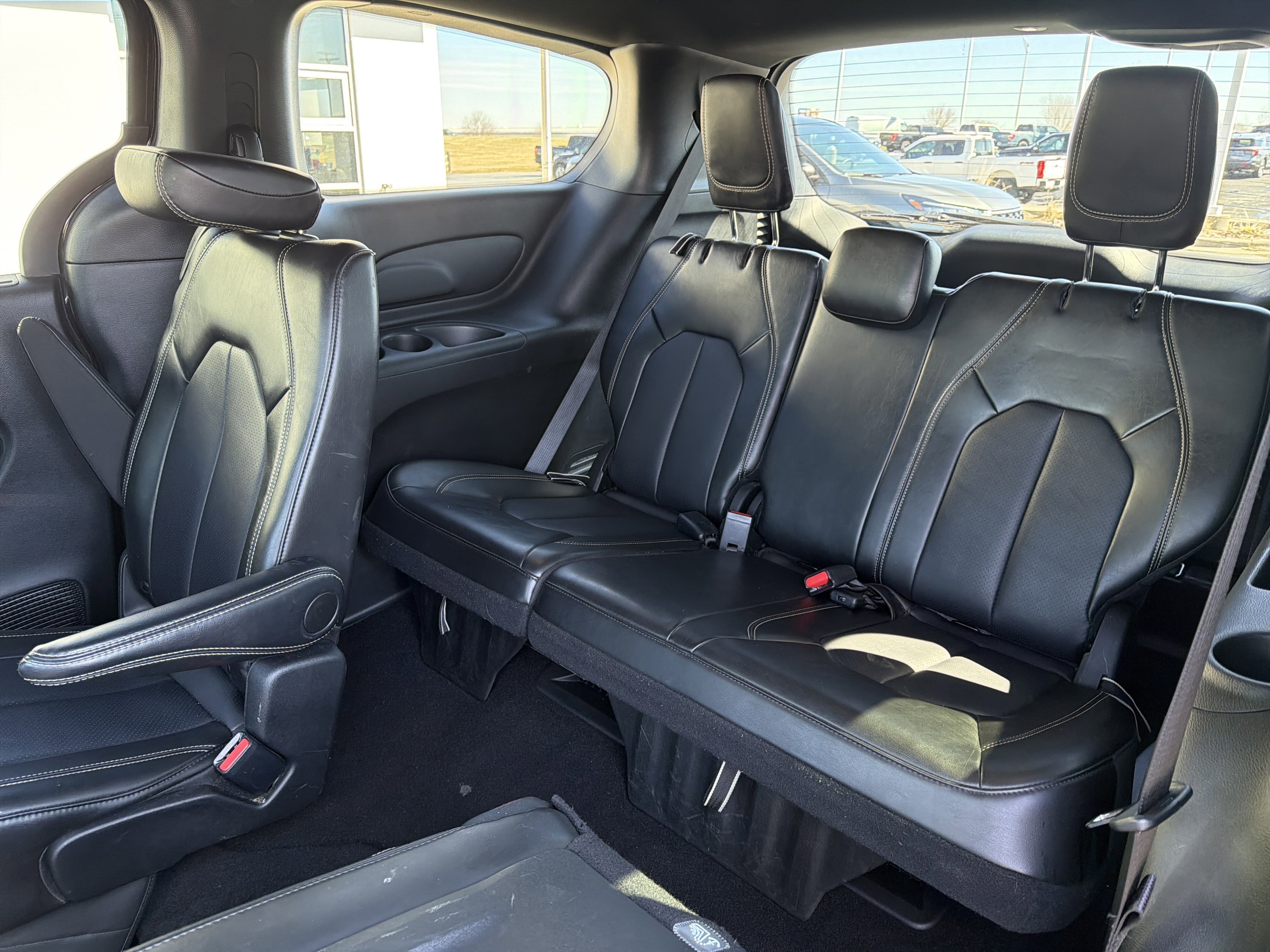 Used 2025 Chrysler Pacifica Select image 23