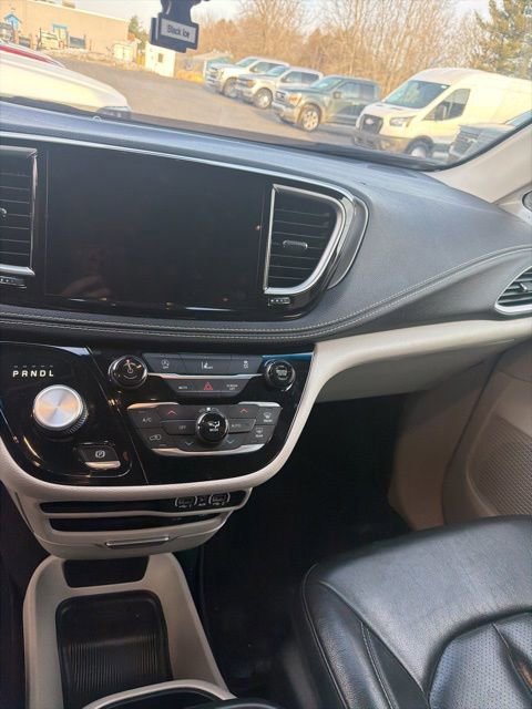 Used 2022 Chrysler Pacifica Touring-L image 9