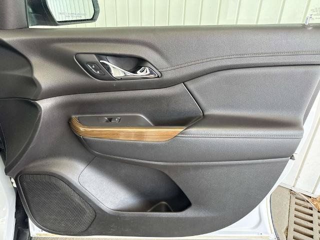Used 2021 GMC Acadia SLE w/ Driver Convenience Package FWD image 16
