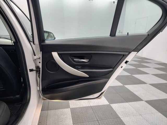 Used 2018 BMW 320i xDrive Sedan w/ Convenience Package AWD/4WD image 15