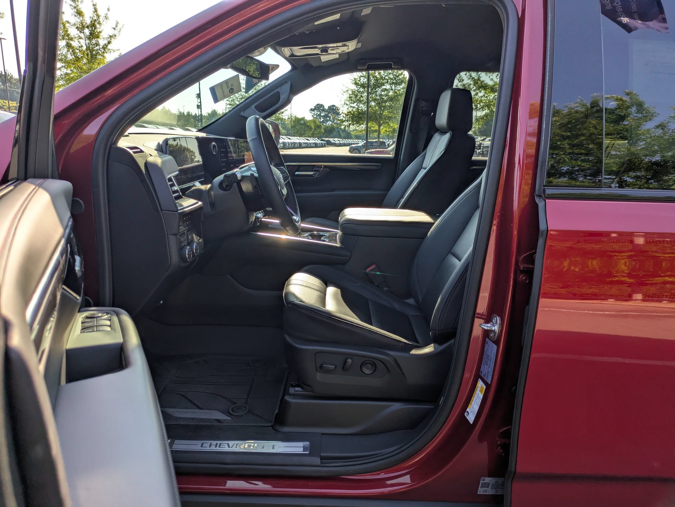Used 2025 Chevrolet Suburban RST w/ Comfort Package AWD/4WD image 12