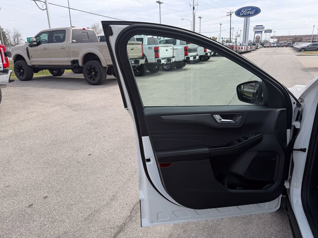 Certified 2025 Ford Escape SE image 11