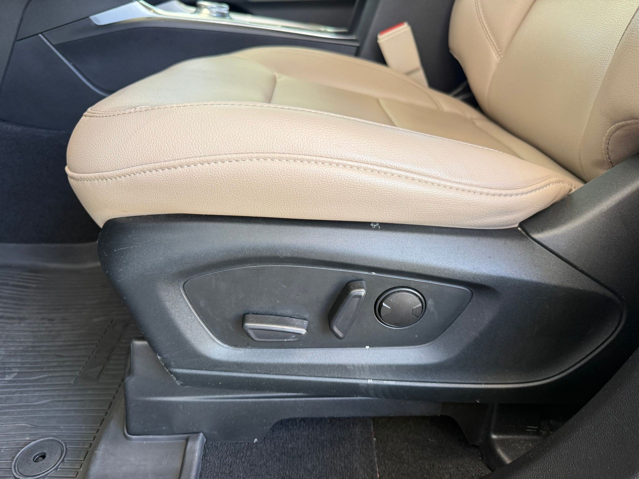 Certified 2020 Ford Explorer XLT w/ Equipment Group 202A RWD image 15