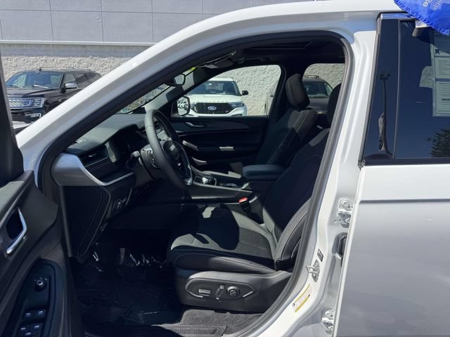 Used 2024 Jeep Grand Cherokee Laredo X AWD/4WD image 17