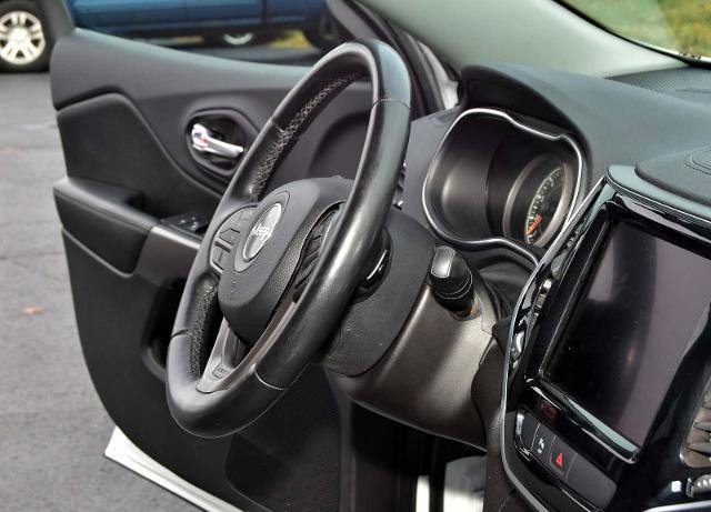 Used 2019 Jeep Cherokee Limited image 18