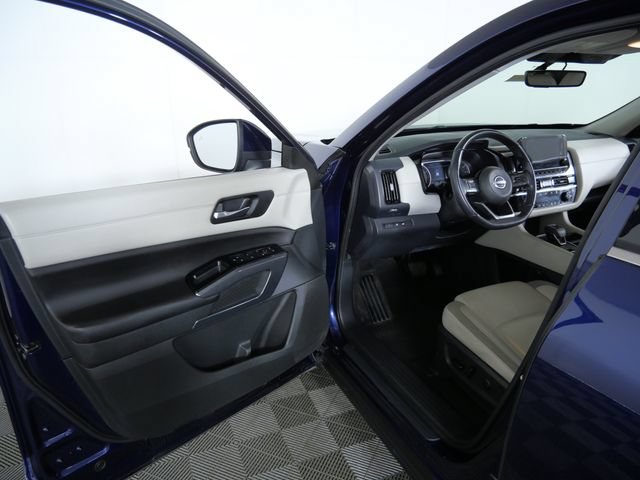 Used 2023 Nissan Pathfinder SL AWD/4WD image 17