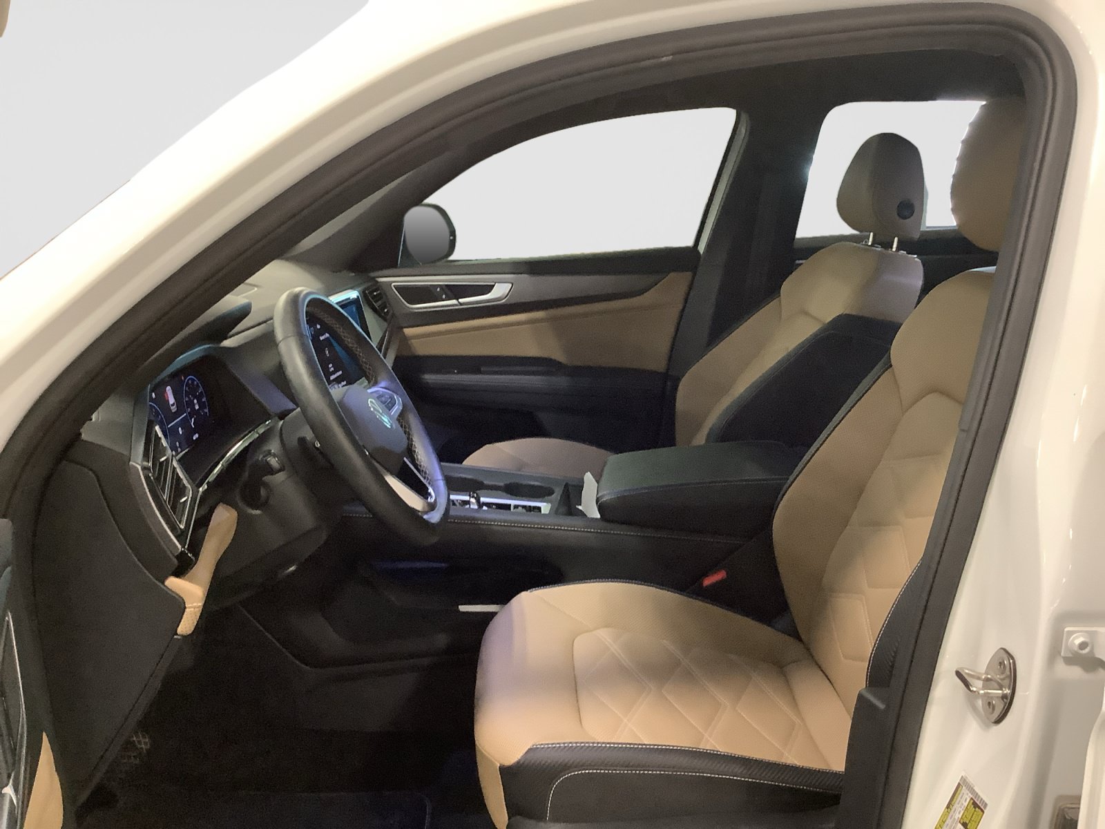 Used 2024 Volkswagen Atlas Cross Sport SE FWD image 11