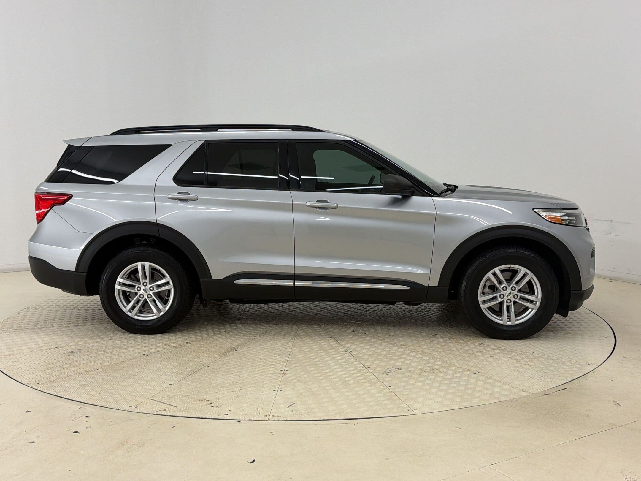 Certified 2021 Ford Explorer XLT w/ Class III Trailer Tow Package AWD/4WD image 8