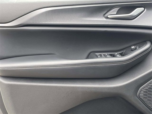 Used 2023 Jeep Grand Cherokee Altitude image 14