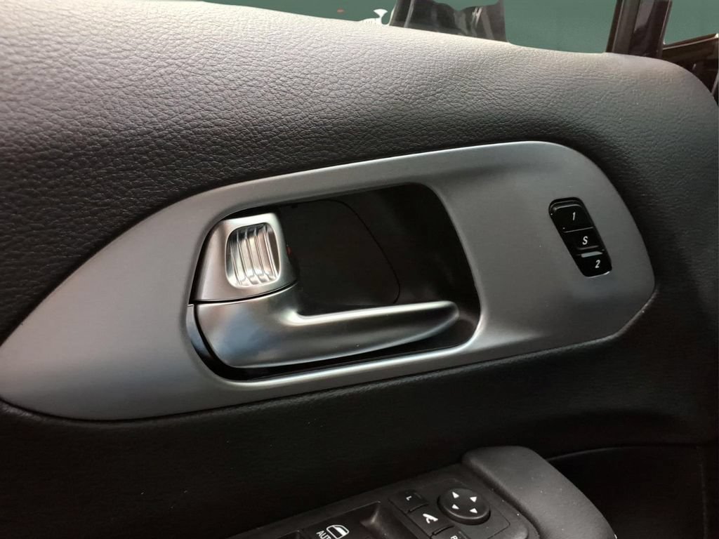 Used 2025 Chrysler Pacifica Limited FWD image 17