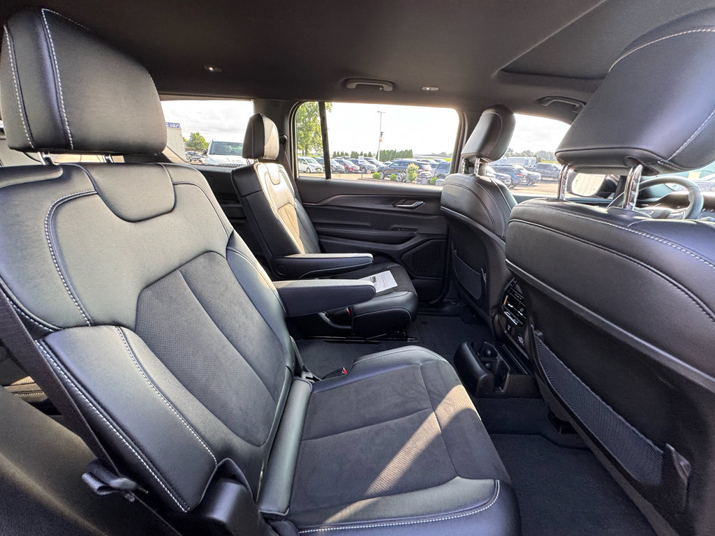 Used 2023 Jeep Grand Cherokee L Laredo AWD/4WD image 17