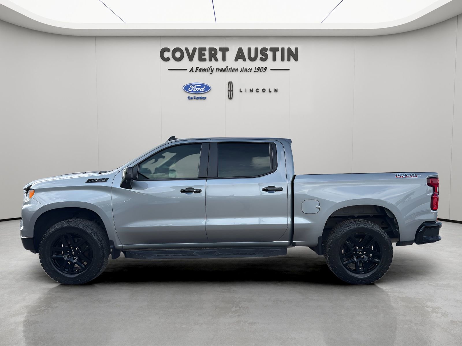 Used 2024 Chevrolet Silverado 1500 LT Trail Boss w/ Convenience Package II AWD/4WD image 2