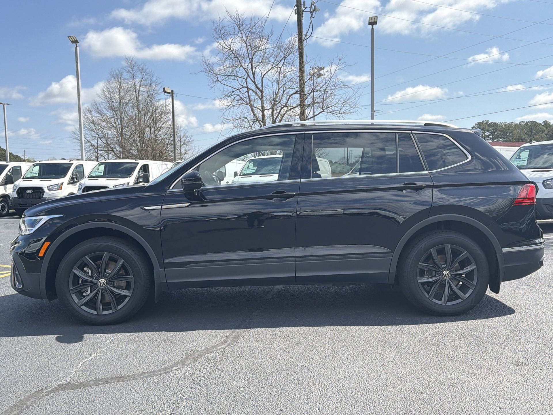 Used 2024 Volkswagen Tiguan SE w/ Panoramic Sunroof Package image 24