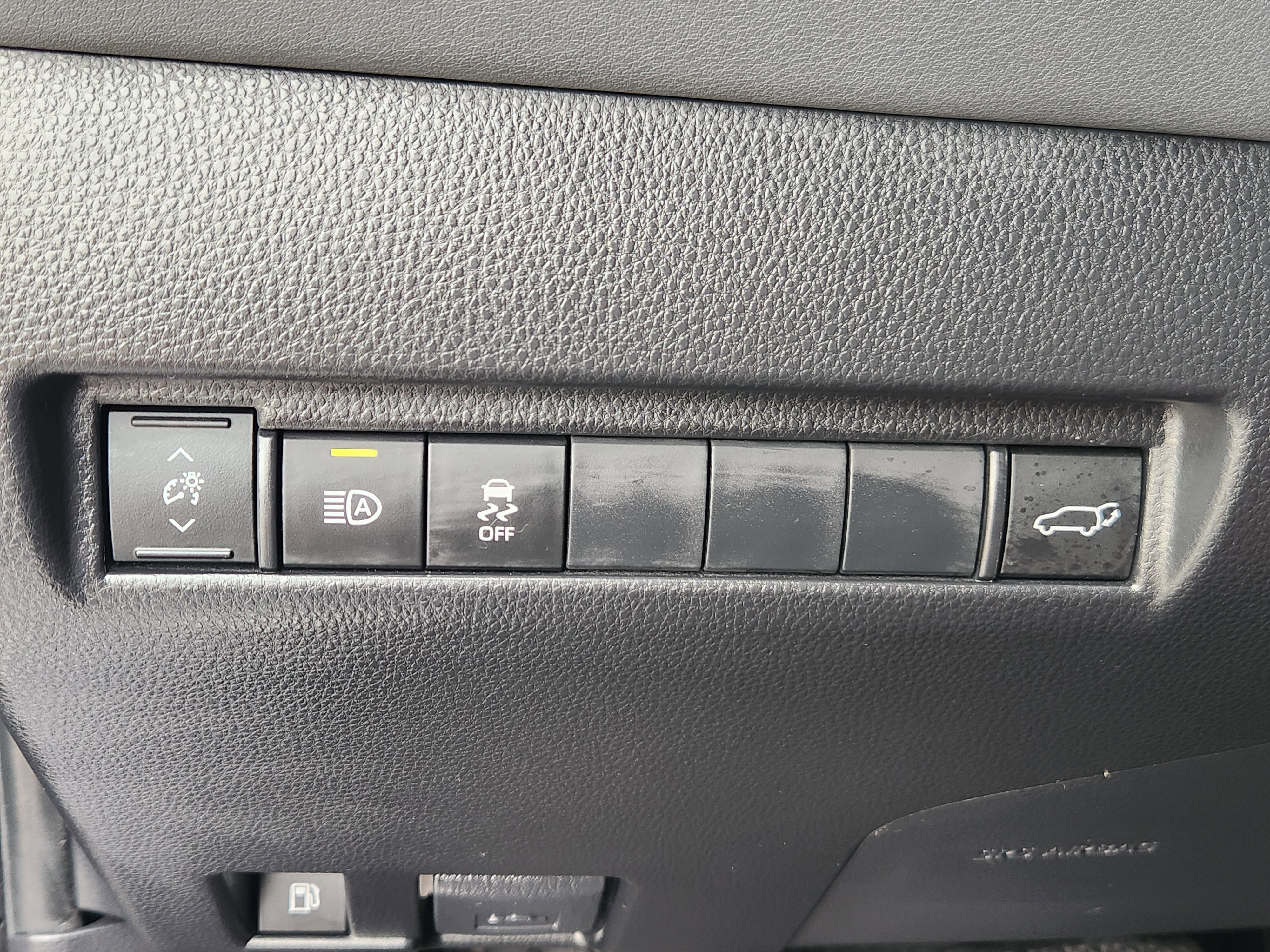 Used 2022 Toyota Venza XLE AWD/4WD image 17