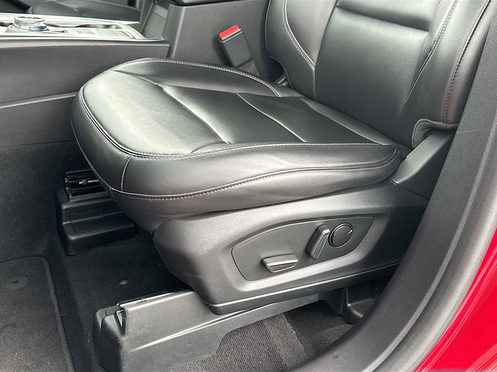 Certified 2022 Ford Explorer XLT w/ Equipment Group 202A RWD image 19