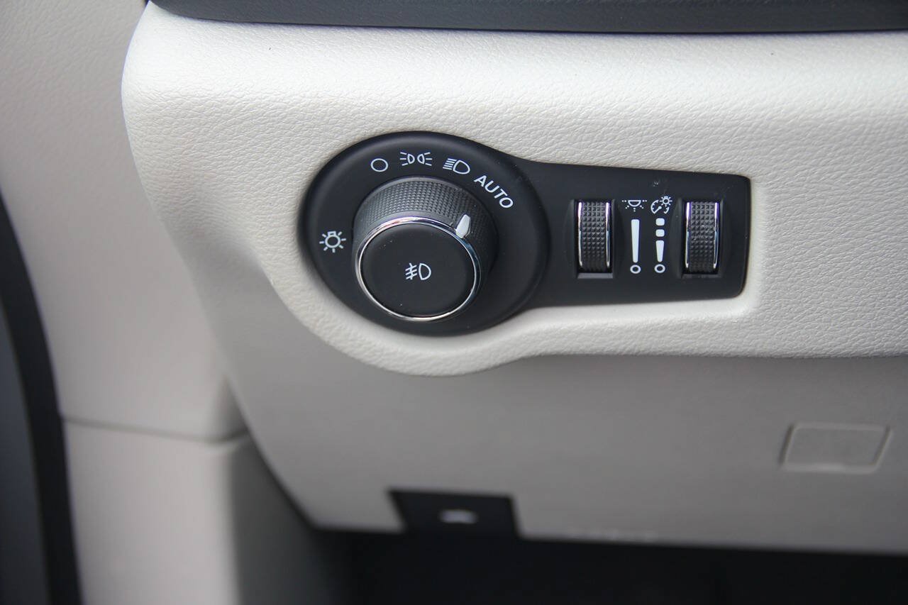 Used 2024 Chrysler Pacifica Touring-L FWD image 35