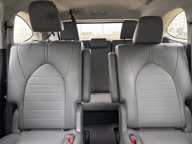 Used 2022 Toyota Highlander XLE AWD/4WD image 32