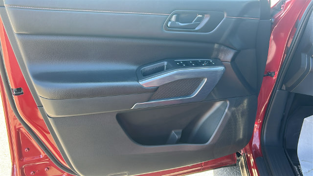 Used 2025 Nissan Pathfinder SV AWD/4WD image 18