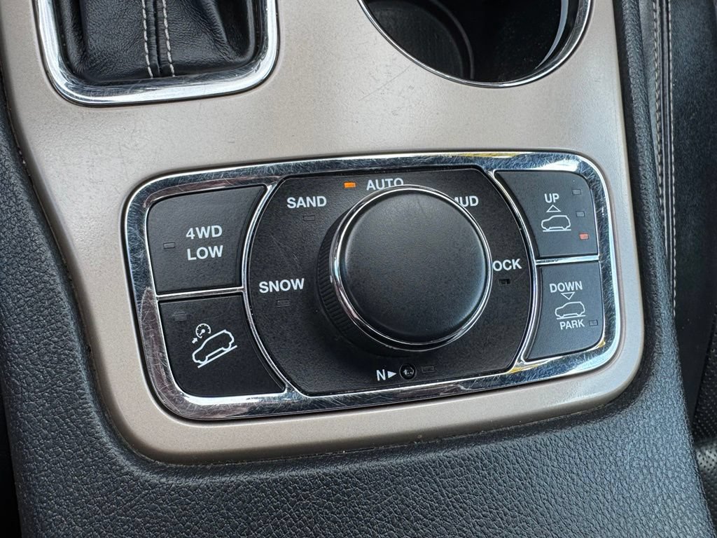 Used 2017 Jeep Grand Cherokee Overland w/ Jeep Active Safety Group AWD/4WD image 35