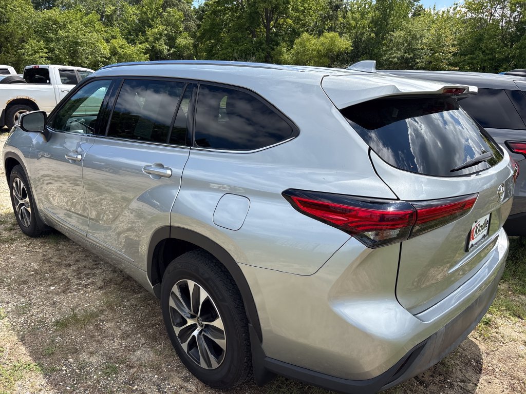 Used 2021 Toyota Highlander XLE AWD/4WD image 12