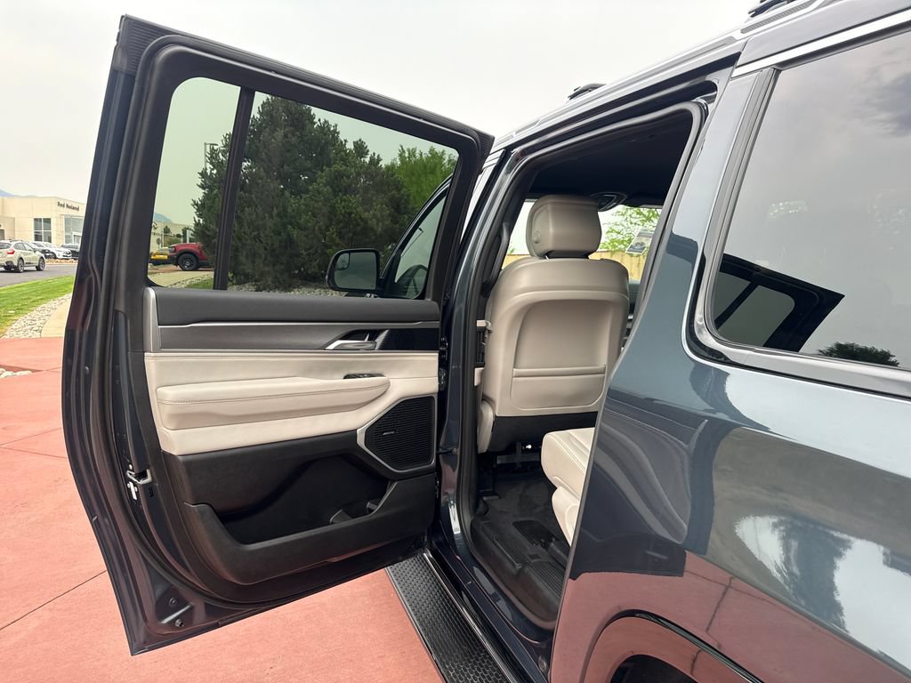 Used 2025 Jeep Wagoneer L Series II AWD/4WD image 19