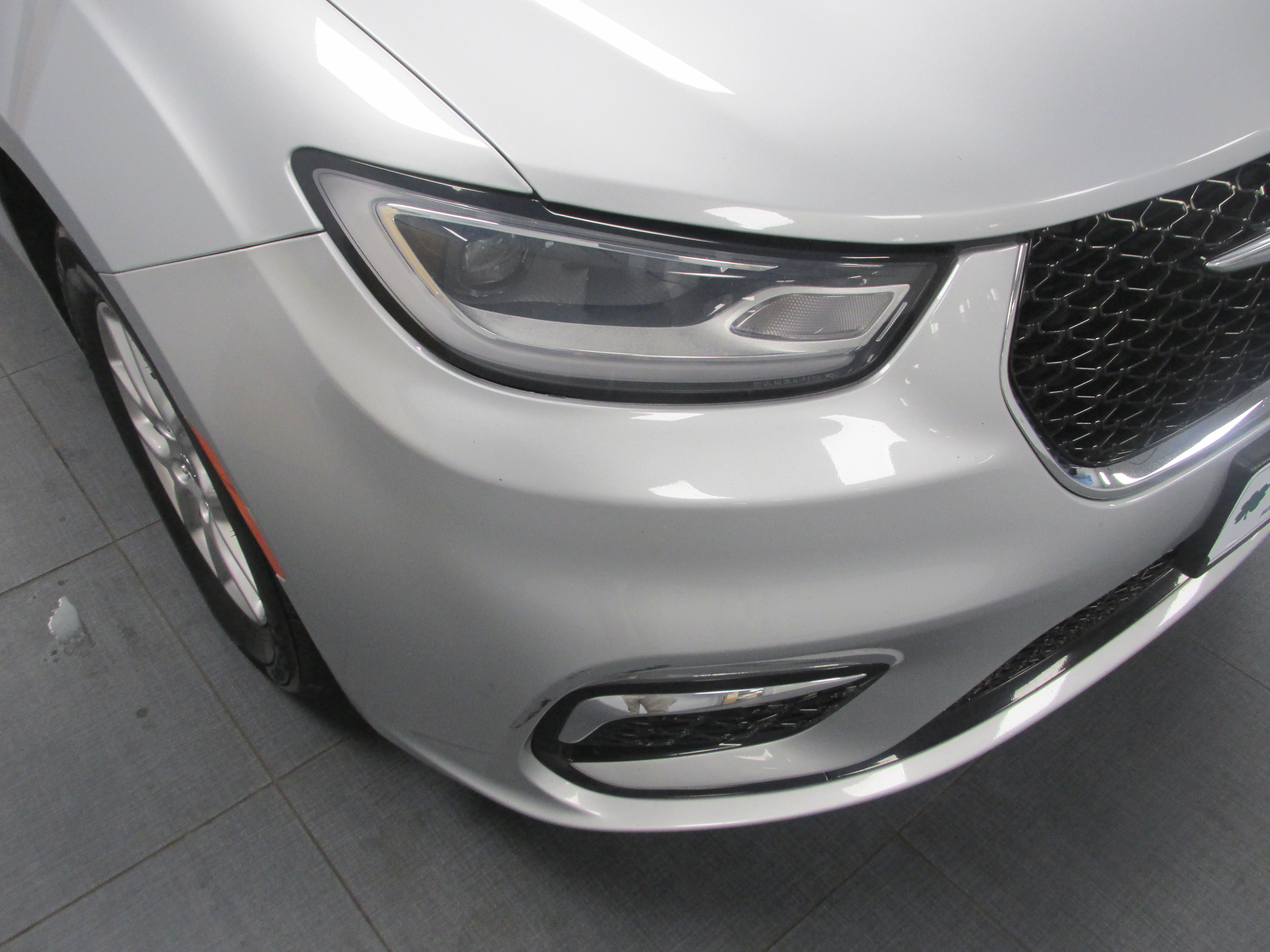 Used 2023 Chrysler Pacifica Touring-L FWD image 10