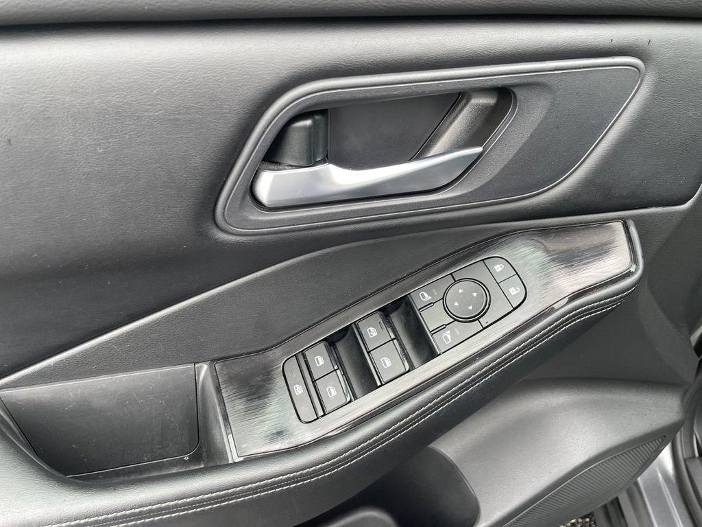 Used 2025 Nissan Rogue SV AWD/4WD image 14