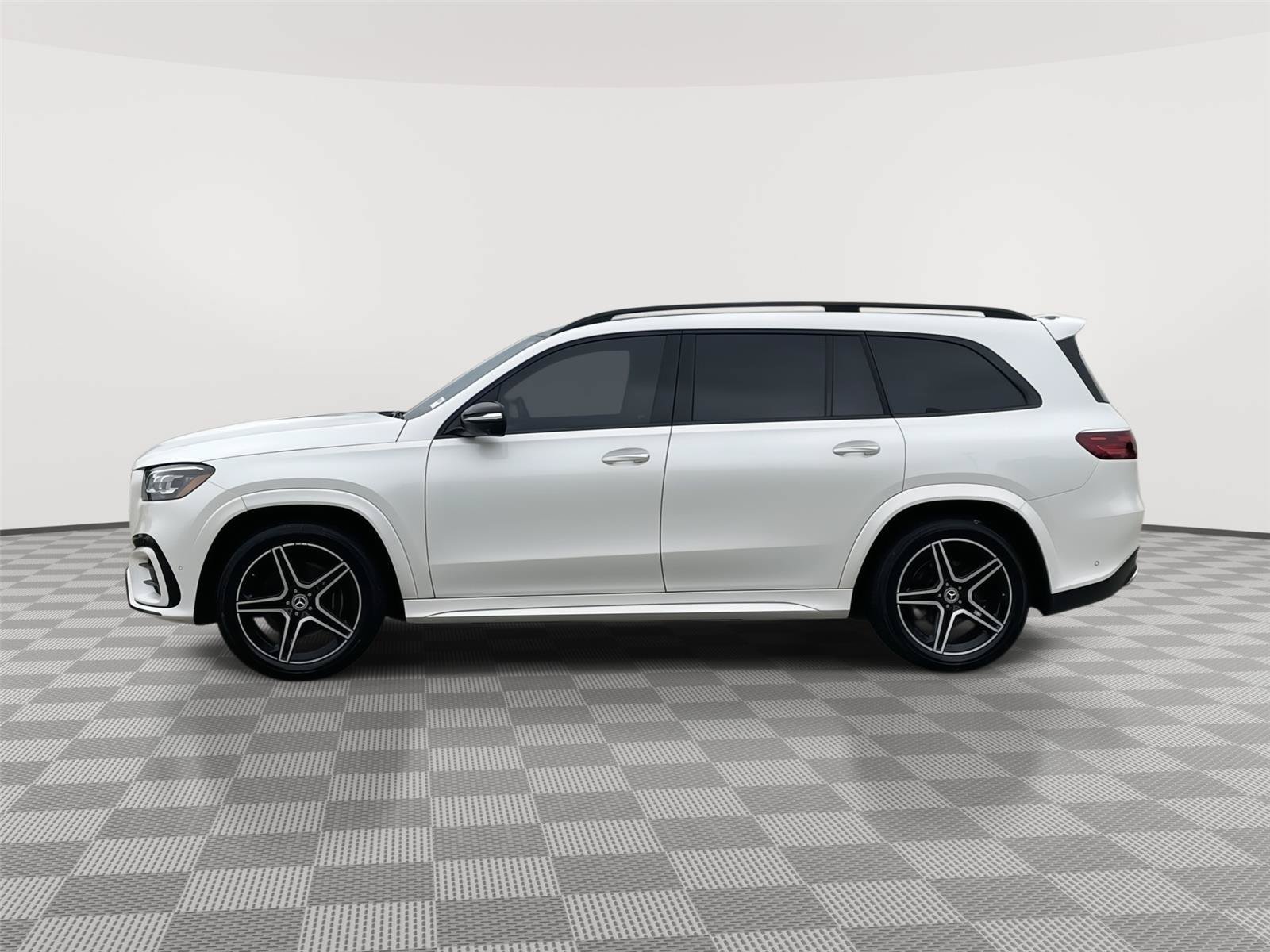 Used 2024 Mercedes-Benz GLS 450 4MATIC image 2