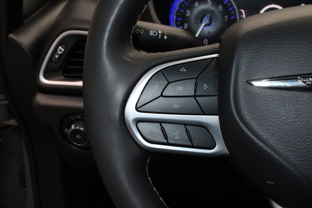 Used 2025 Chrysler Pacifica Select FWD image 27