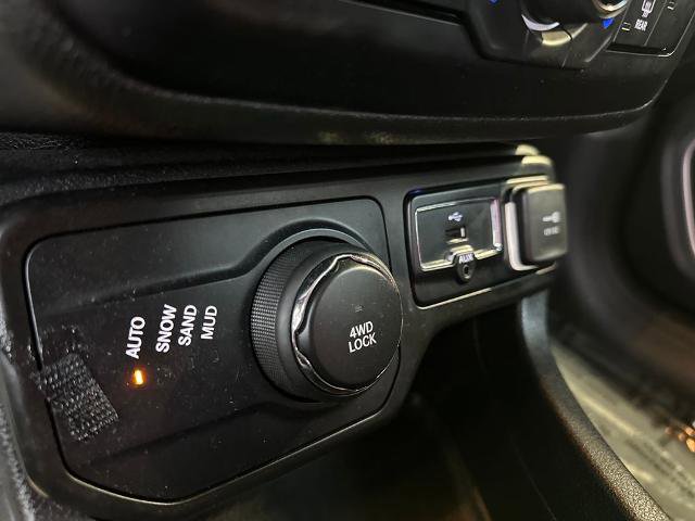 Used 2019 Jeep Renegade Latitude w/ Cold Weather Group image 8