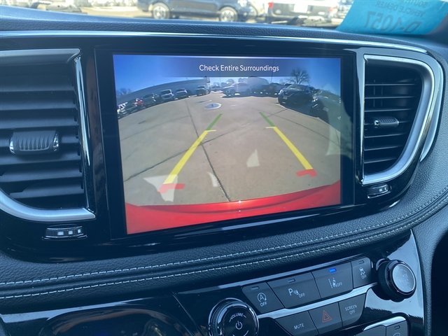 Used 2025 Chrysler Pacifica Limited FWD image 27