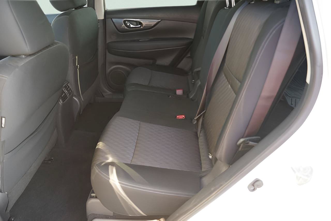 Used 2018 Nissan Rogue SV w/ Premium Package FWD image 12