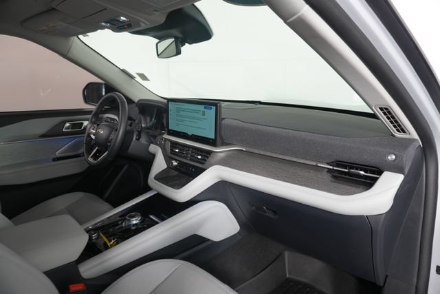 Certified 2025 Ford Explorer Platinum w/ Ultimate Package AWD/4WD image 18