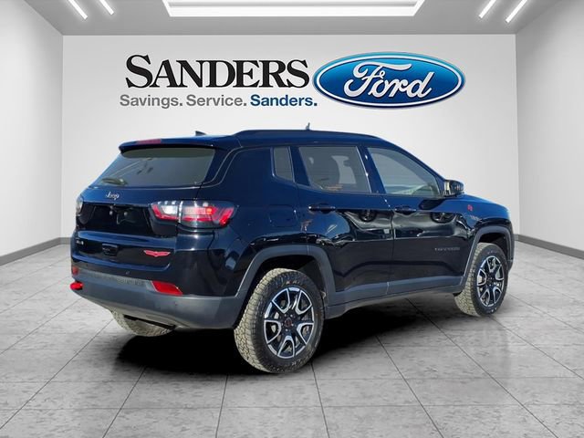 Used 2025 Jeep Compass Trailhawk w/ Trailhawk Elite Group image 2