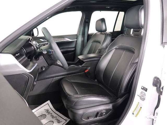 Used 2025 Jeep Grand Cherokee Limited w/ Luxury Tech Group II AWD/4WD image 12